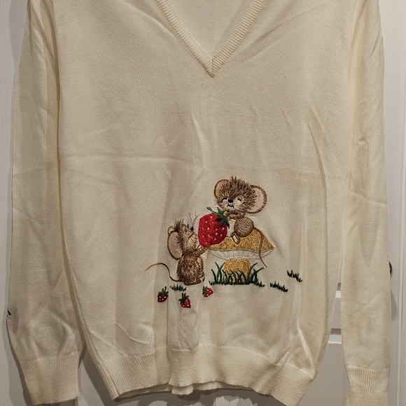 ades of California Sweaters - Cream V-Neck Sweater with Mouse Embroidery